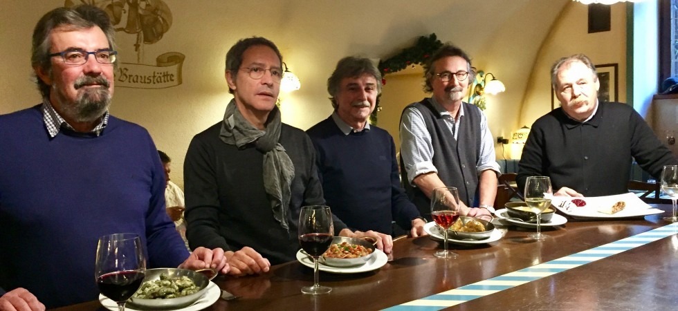 I Gran Maestro delle Cinque Confraternite, da sx il sostituto di Mariano De Tassis (strangolapreti), Lino Tommasini (fasoi en bronzon), Roberto Bortolotti (canederli), Paolo Bolner (orzet) e Ivo Fadanelli (strudel)